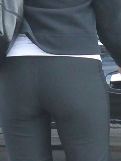 Sexy bulky butt teens in yoga pants!